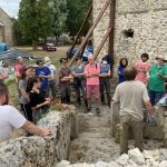 Discours de Joël Tressol devant un parterre de bénévoles archéologues de l'association APSA et de stagiaires Rempart