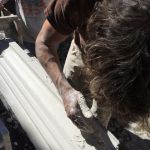 Ajout de plâtre pour peaufiner notre moulure