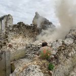 La fumée s'échappe du four sous l'oeil attentif de Joël