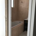 salle de bain enduite au béton ciré teinté avec de l'ocre rouge